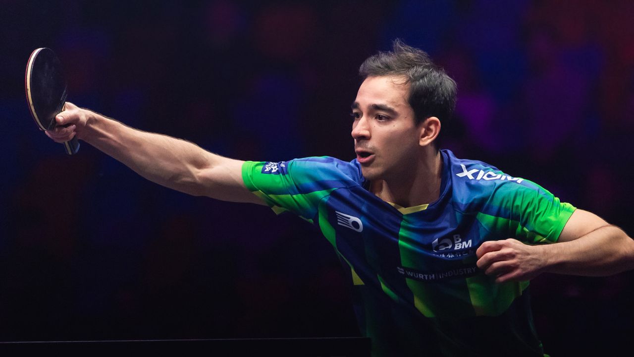 Hugo Calderano executando golpe ofensivo em partida de tênis de mesa, ilustrando o fim do contrato com a XIOM e os rumores de parceria com a JOOLA.