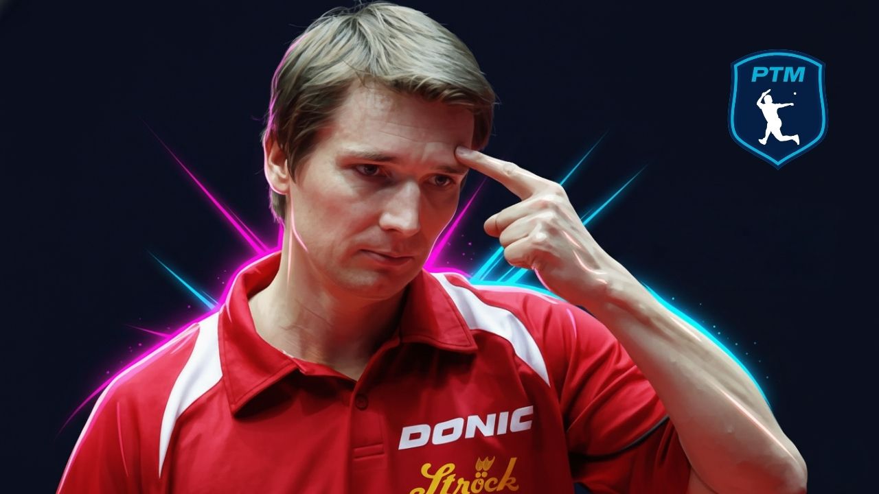 Jogador de tênis de mesa apontando para a cabeça, simbolizando o treinamento mental no tênis de mesa.