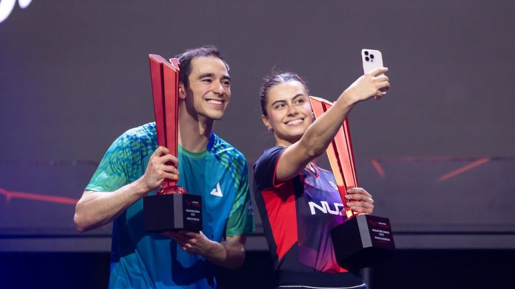Hugo Calderano e Bruna Takahashi com o troféu do Singapore Smash 2026 após título inédito nas duplas mistas.